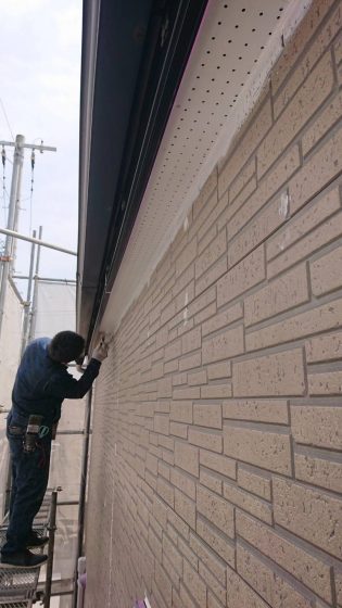 神戸市西区　外壁塗装　軒天塗装、下塗り状況